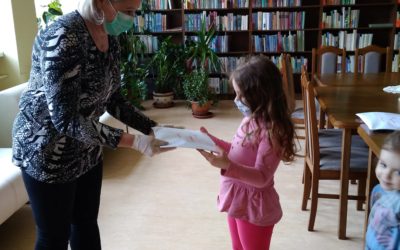 Julia  Serowik odbiera nagrodę za zajęcie III miejsca w konkursie dla przedszkolaków .