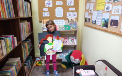 NADIA LENARD WYRÓŻNIONA W KONKURSIE  „75.URODZINY, CZYLI LATO Z PIPPI”  i odbiera nagrodę.